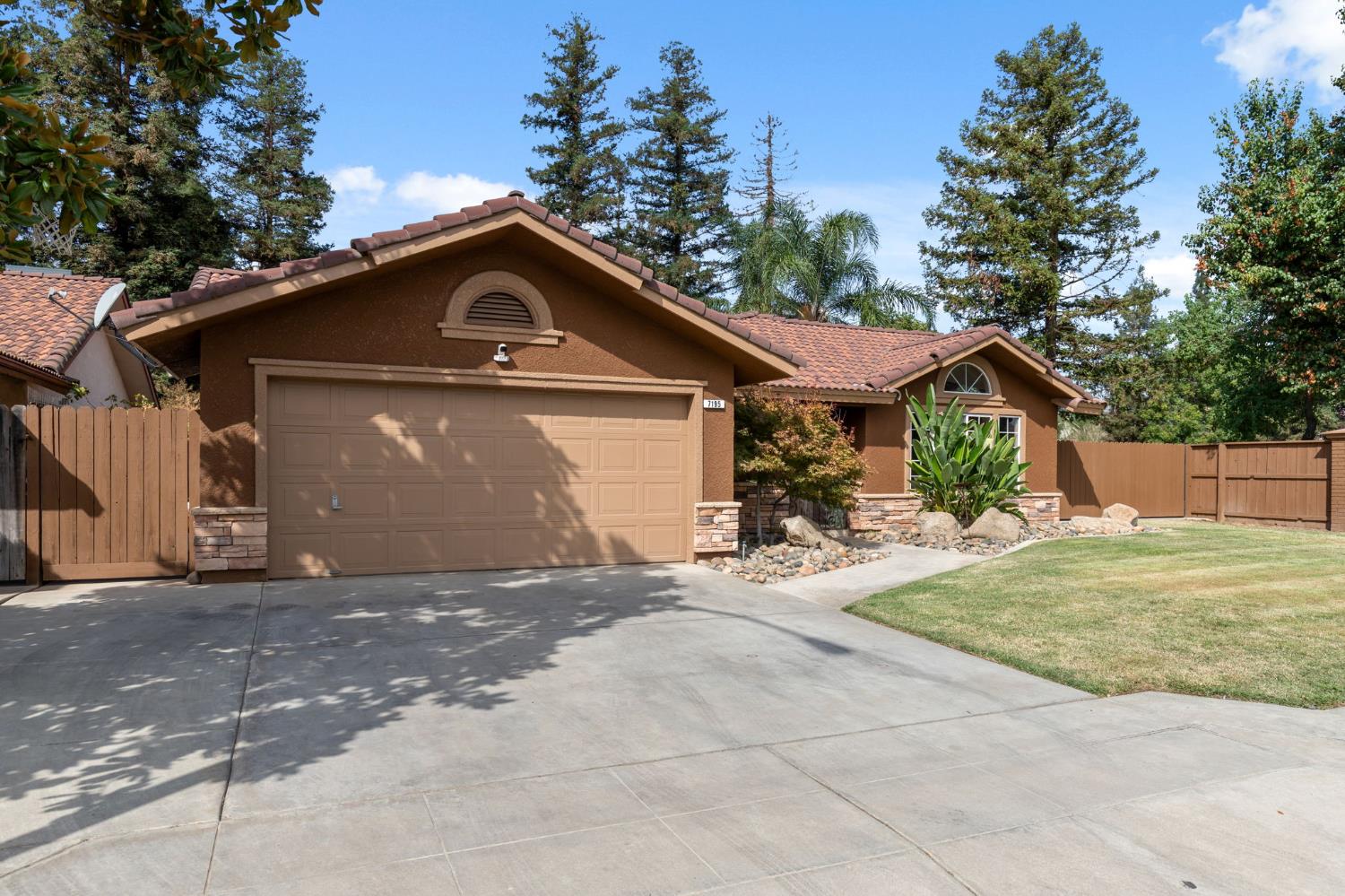 7195 N Carnegie Ave, Fresno, CA 93722