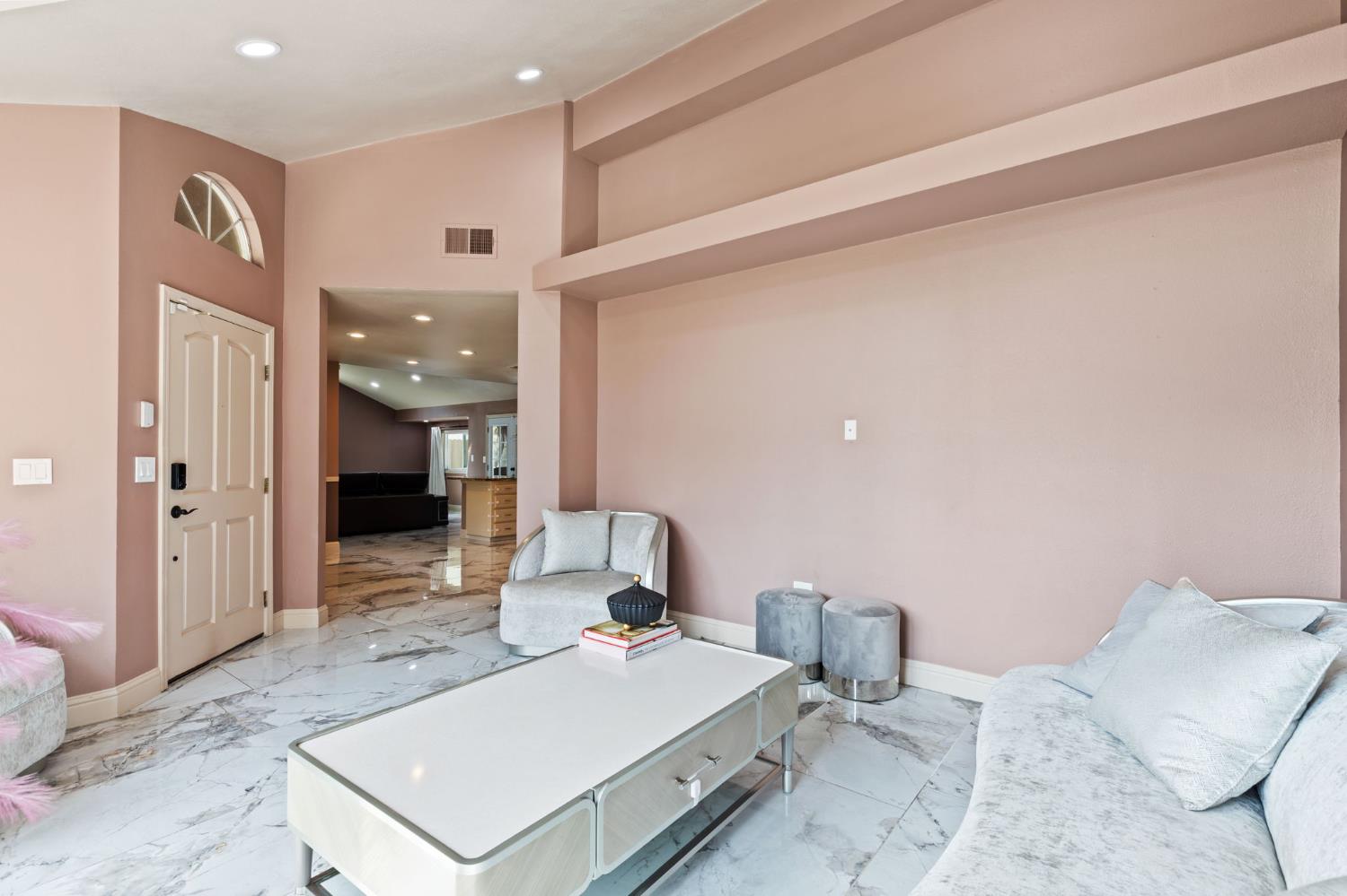 7195 N Carnegie Ave, Fresno, CA 93722