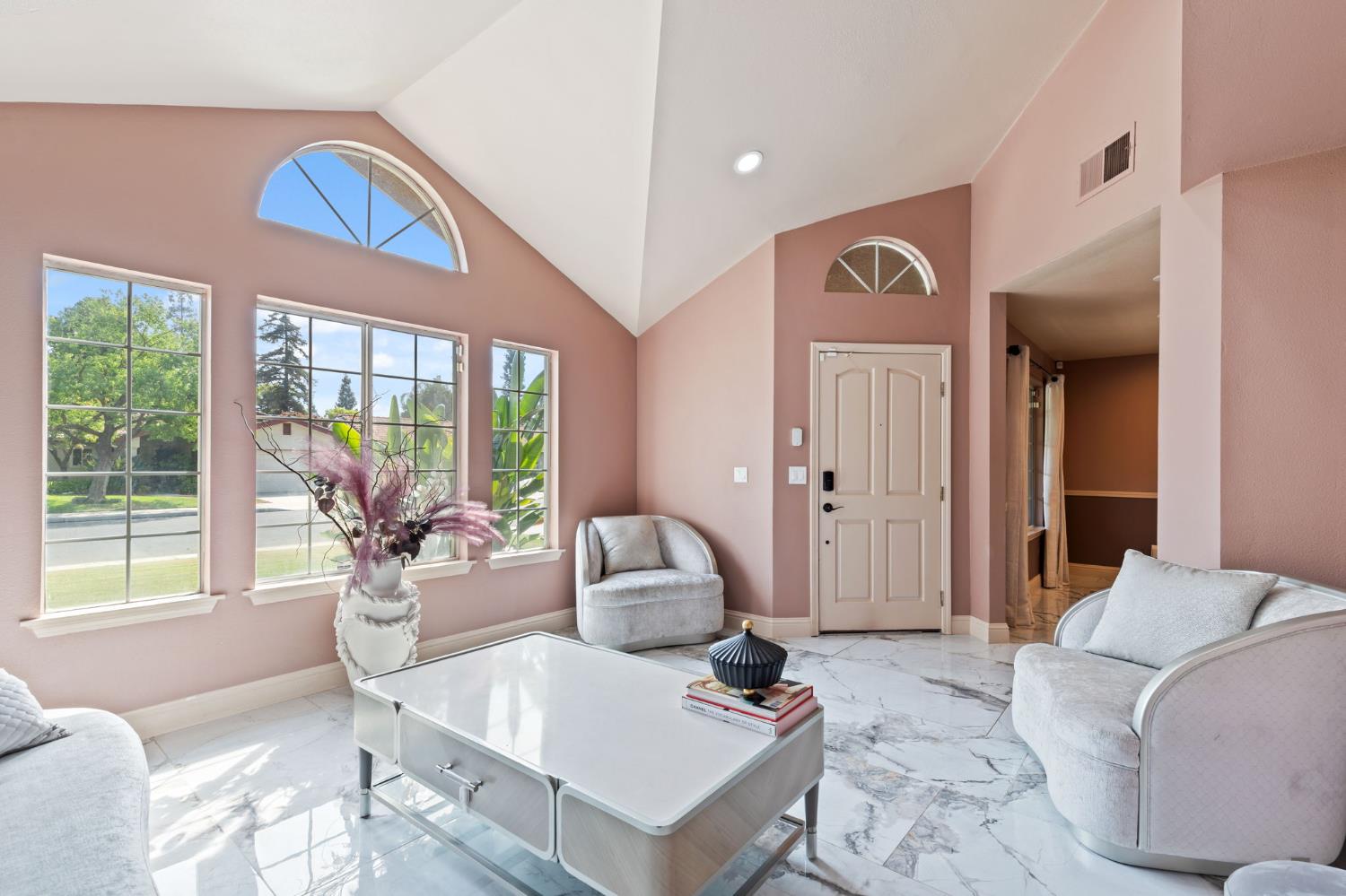 7195 N Carnegie Ave, Fresno, CA 93722