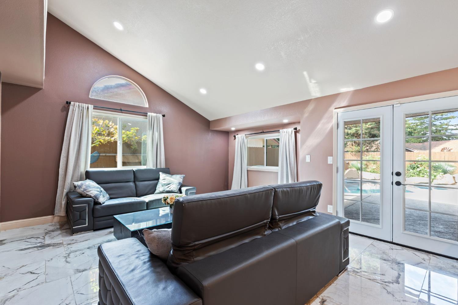 7195 N Carnegie Ave, Fresno, CA 93722