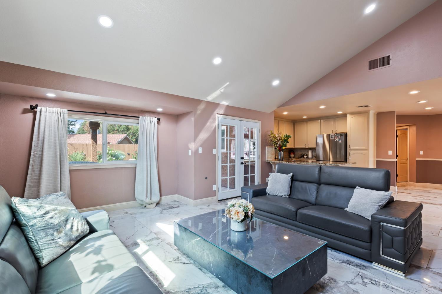 7195 N Carnegie Ave, Fresno, CA 93722