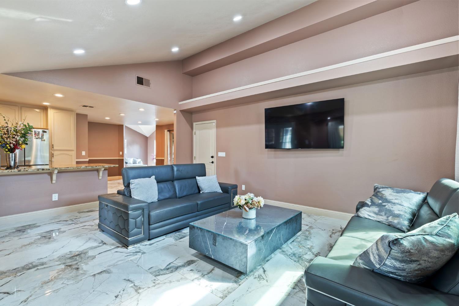 7195 N Carnegie Ave, Fresno, CA 93722