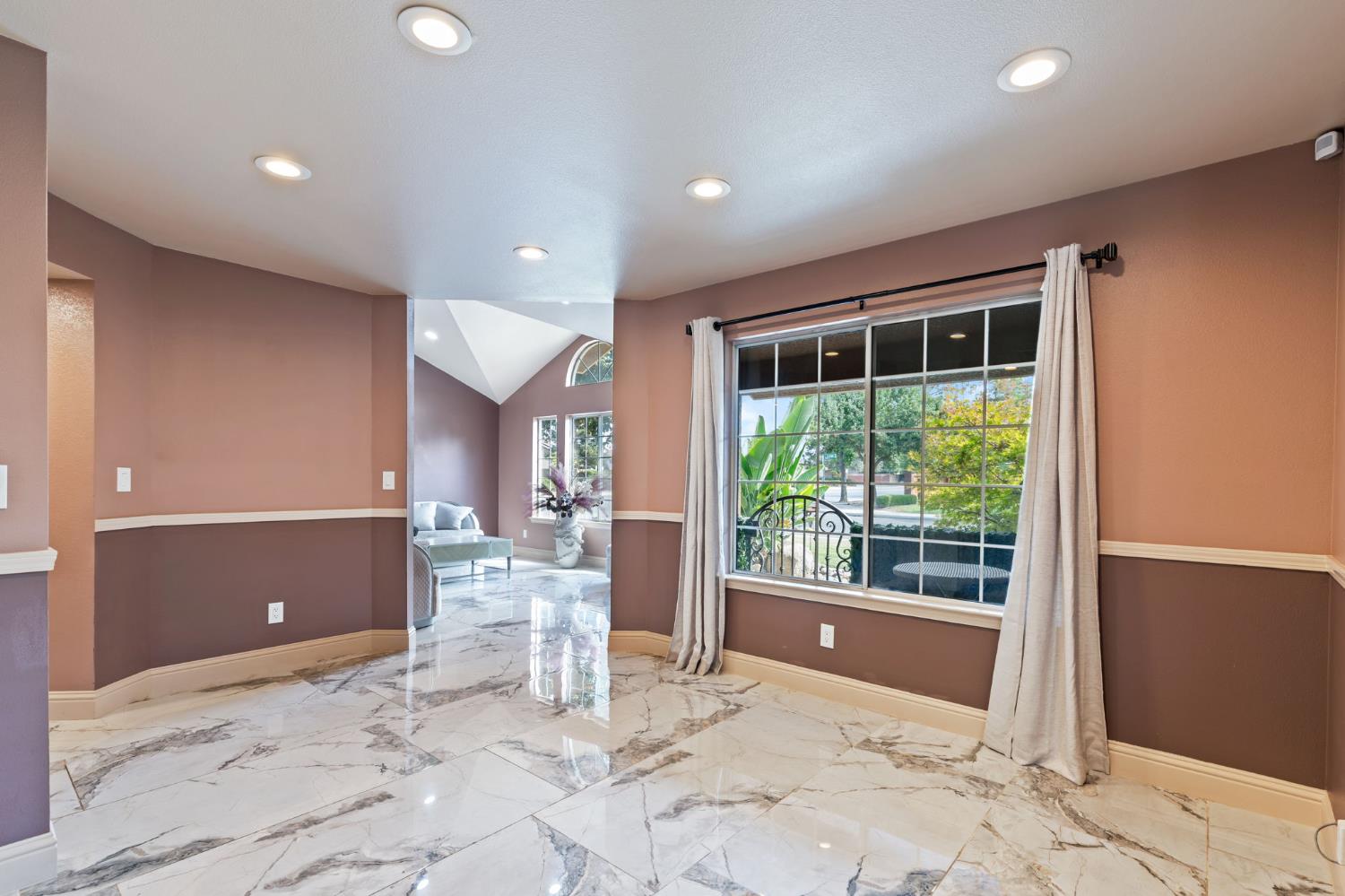7195 N Carnegie Ave, Fresno, CA 93722