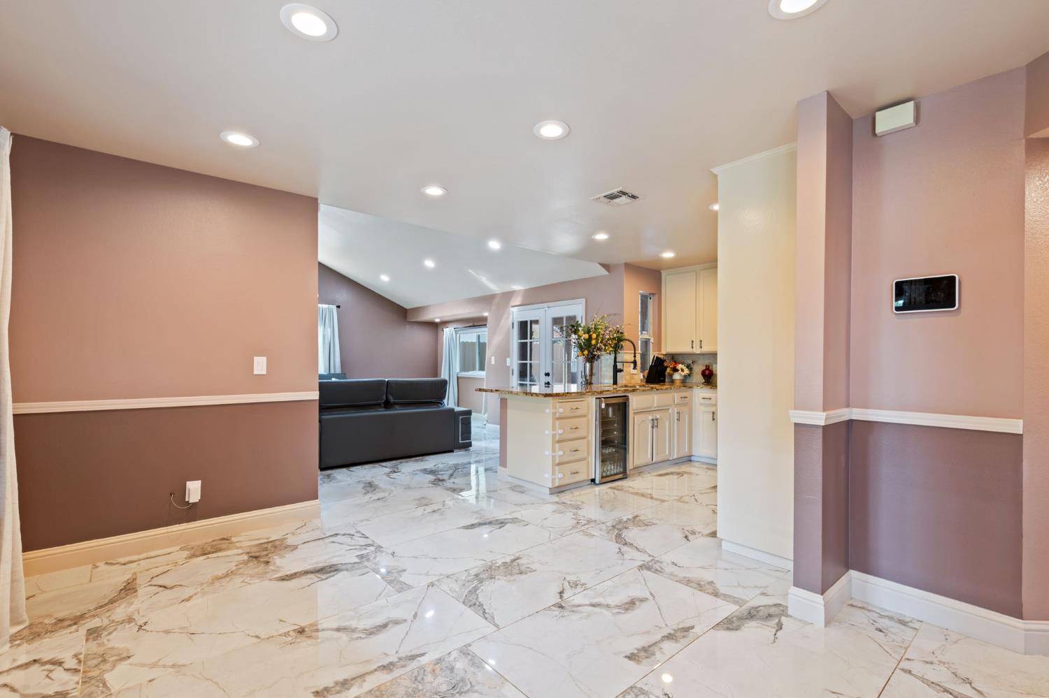 7195 N Carnegie Ave, Fresno, CA 93722