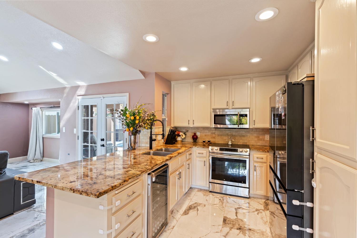 7195 N Carnegie Ave, Fresno, CA 93722
