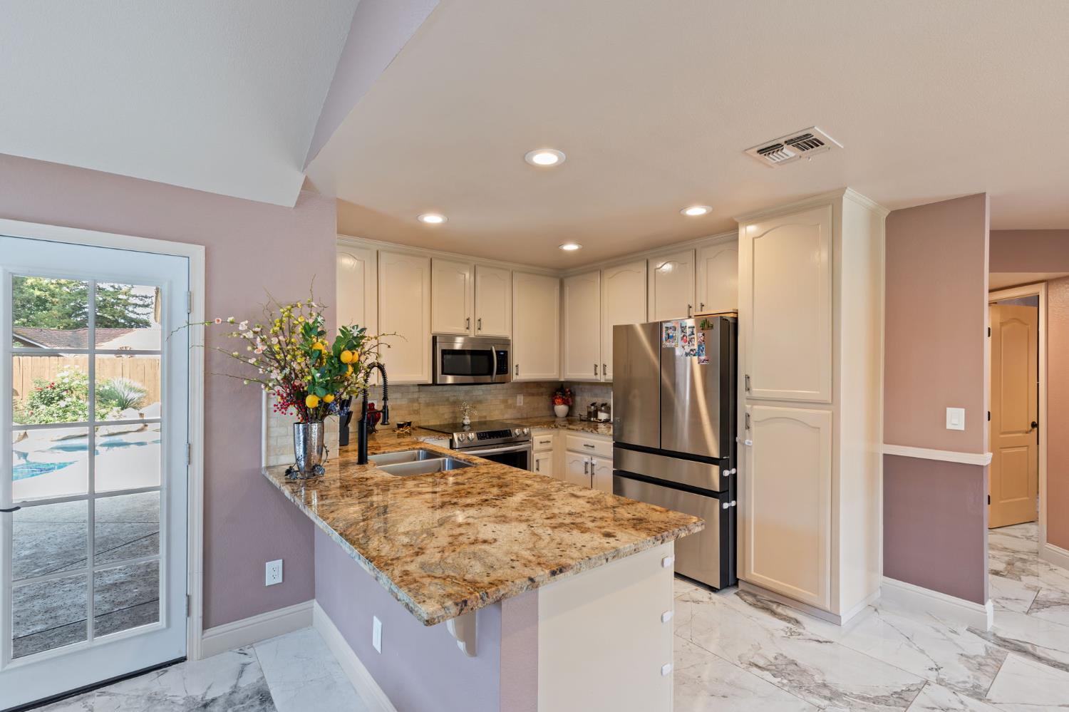 7195 N Carnegie Ave, Fresno, CA 93722