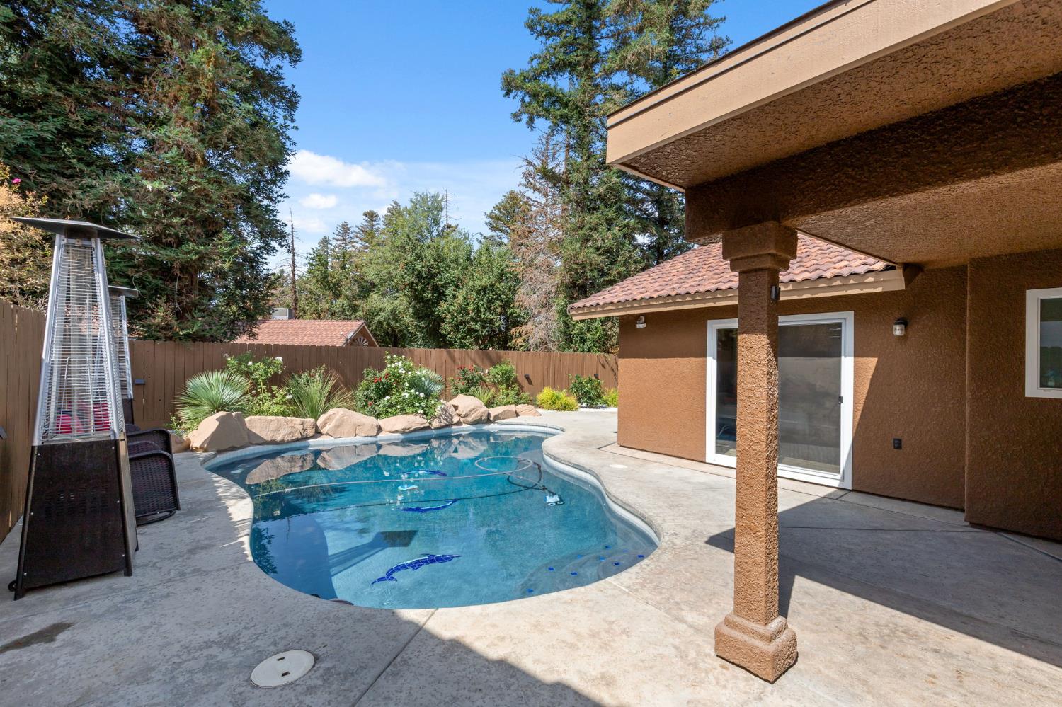 7195 N Carnegie Ave, Fresno, CA 93722
