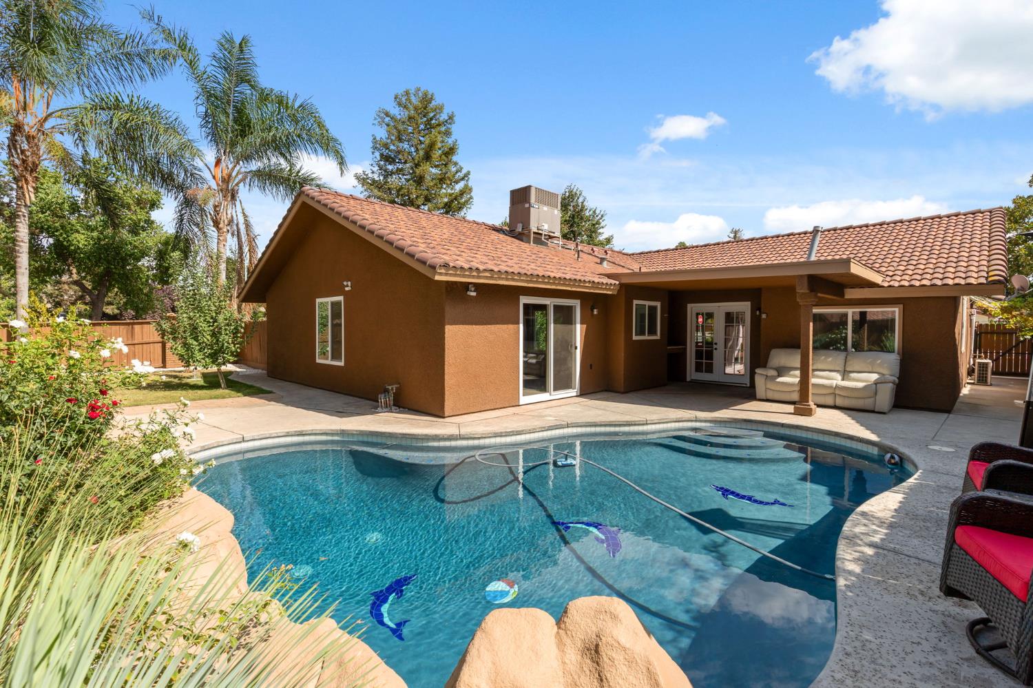 7195 N Carnegie Ave, Fresno, CA 93722