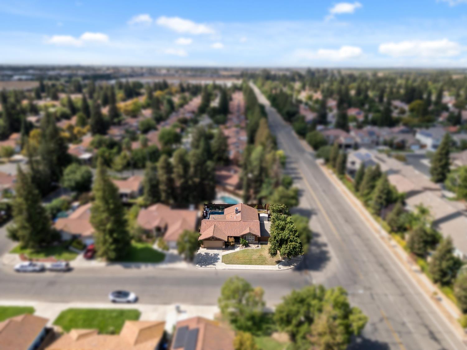 7195 N Carnegie Ave, Fresno, CA 93722
