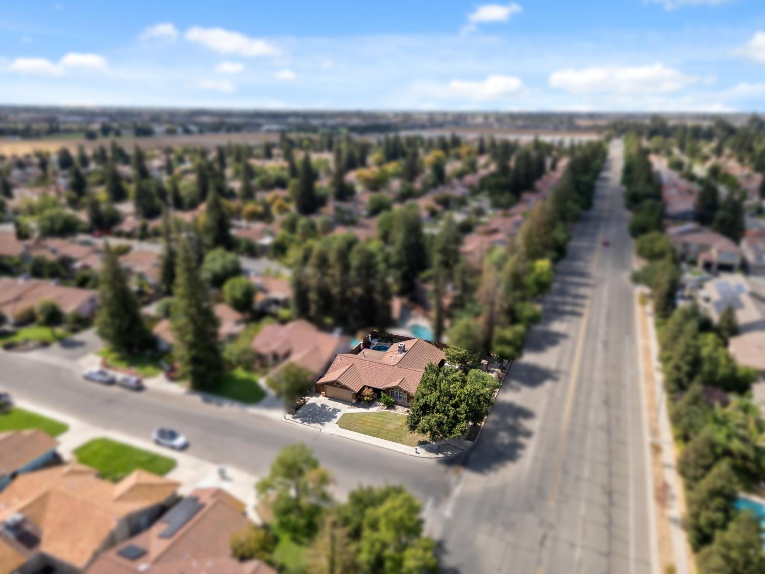 7195 N Carnegie Ave, Fresno, CA 93722