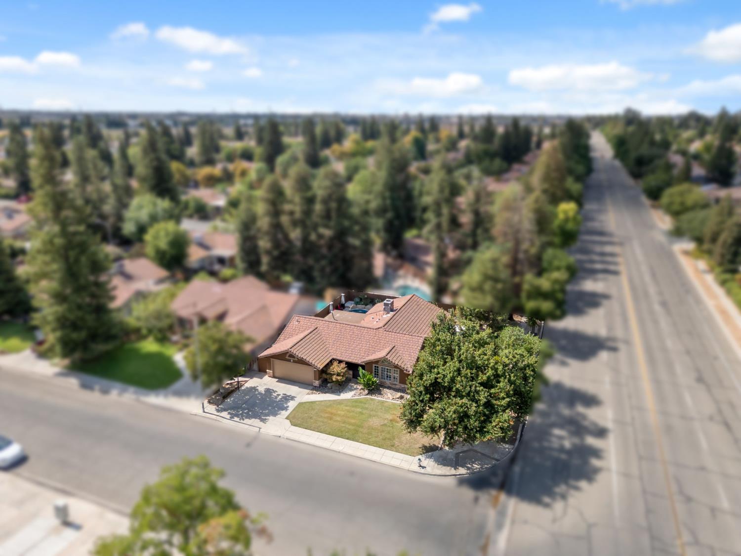 7195 N Carnegie Ave, Fresno, CA 93722