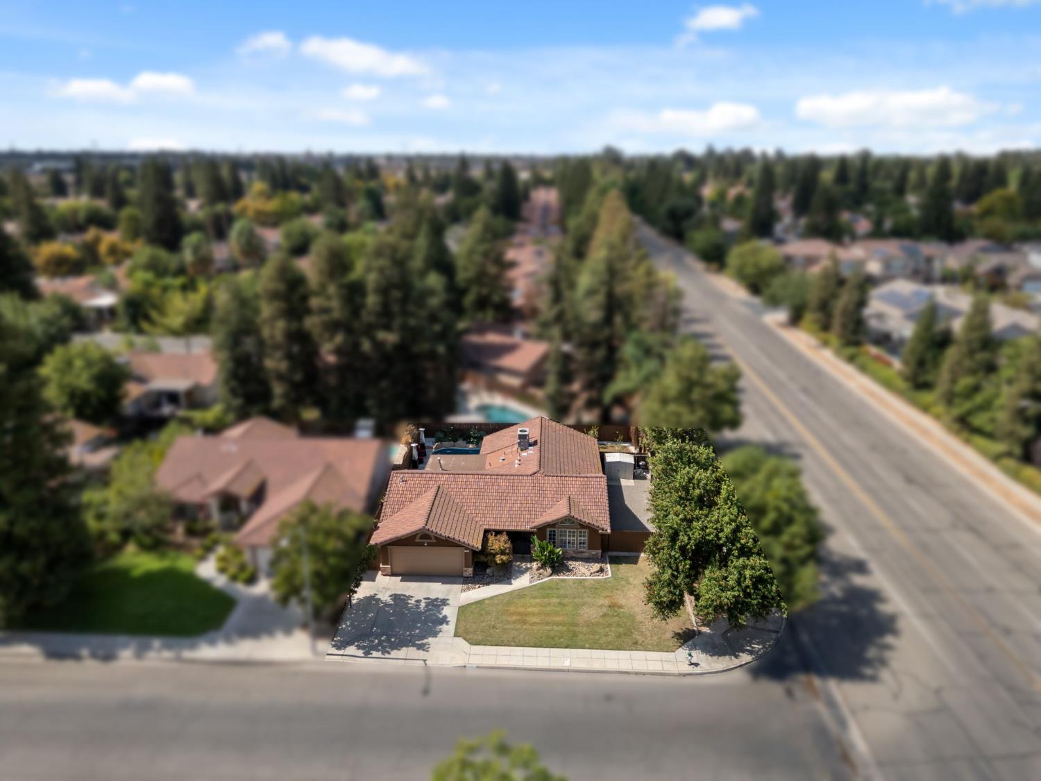 7195 N Carnegie Ave, Fresno, CA 93722