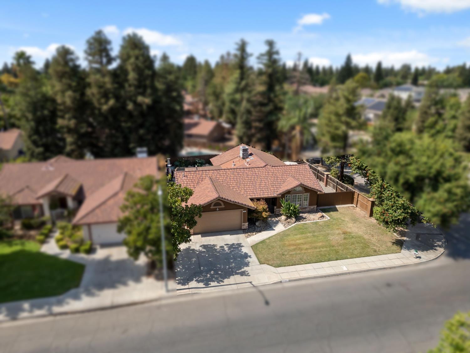 7195 N Carnegie Ave, Fresno, CA 93722