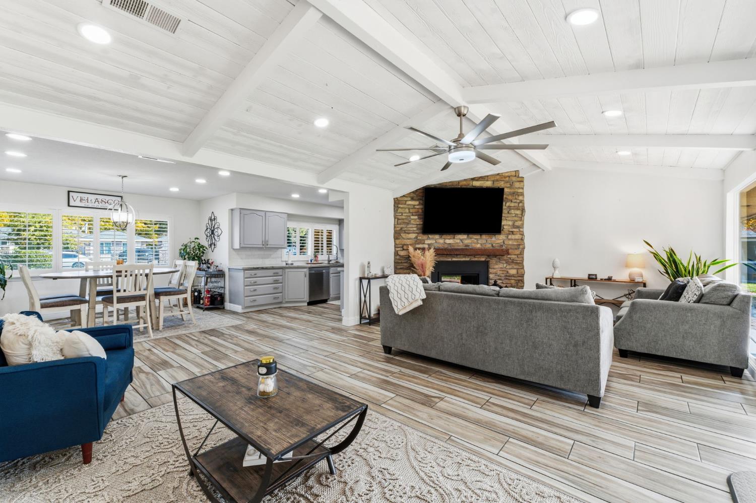 1112 S Sunnyside Ave, Fresno, CA 93727