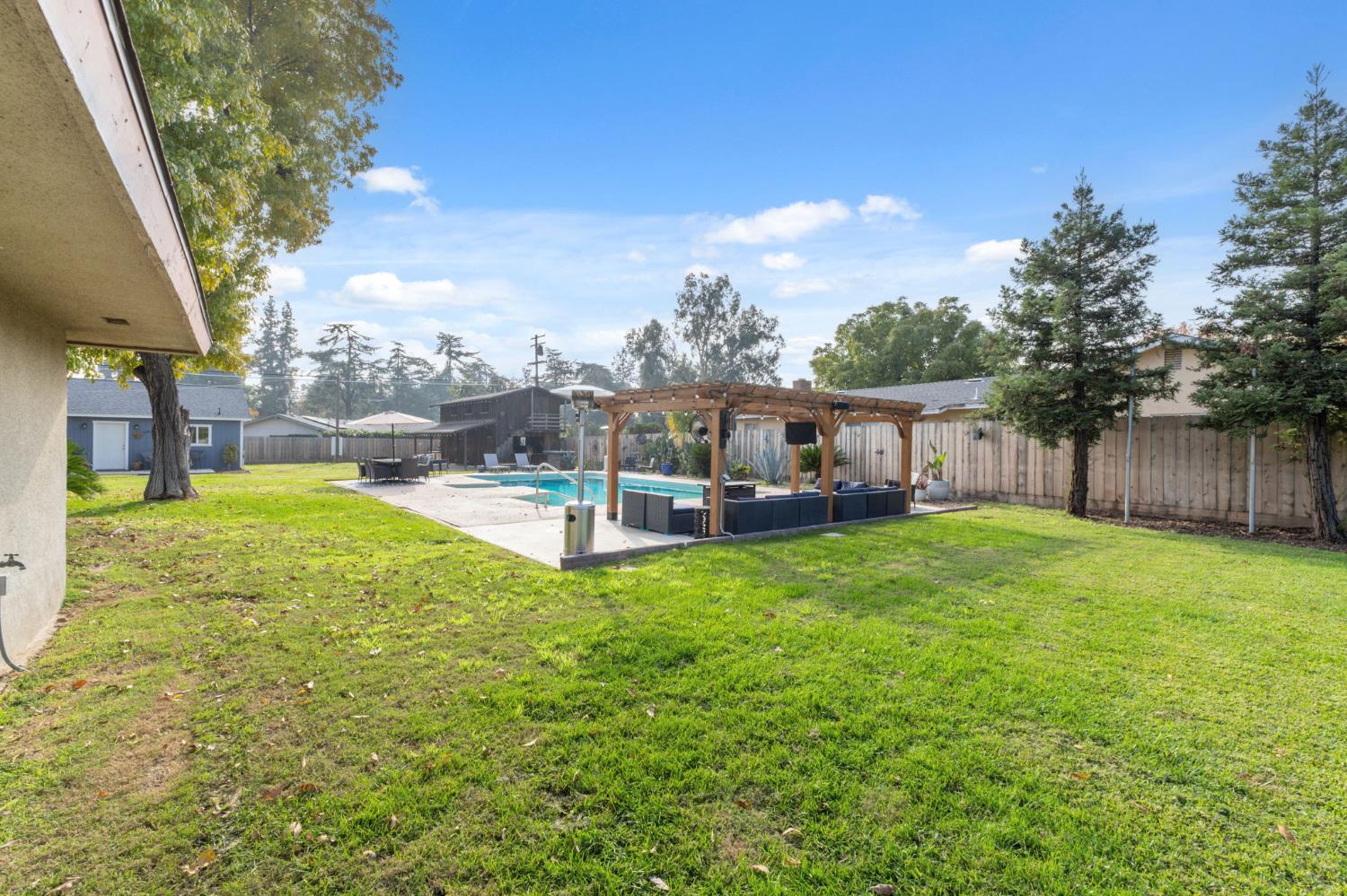 1112 S Sunnyside Ave, Fresno, CA 93727