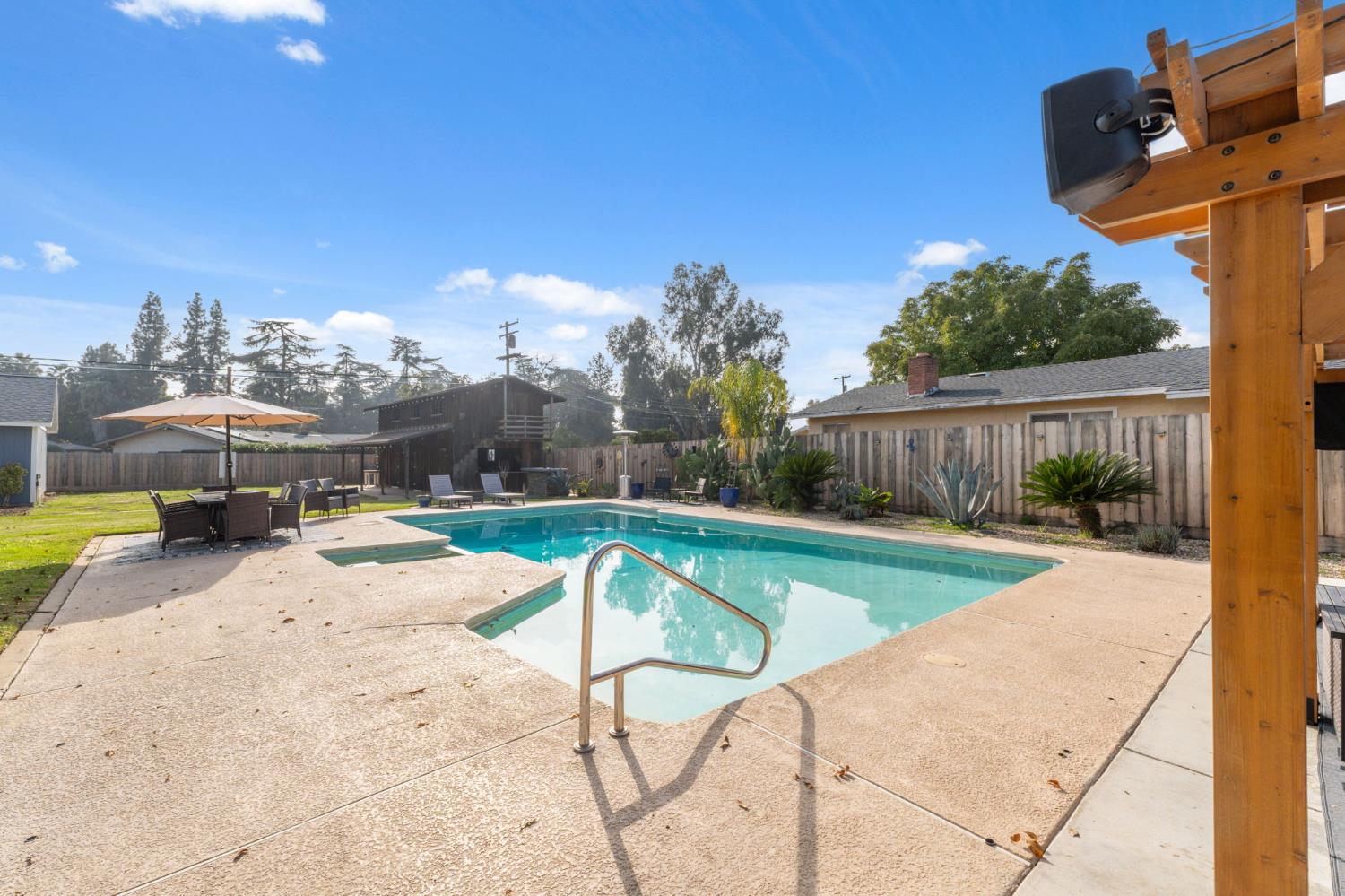 1112 S Sunnyside Ave, Fresno, CA 93727