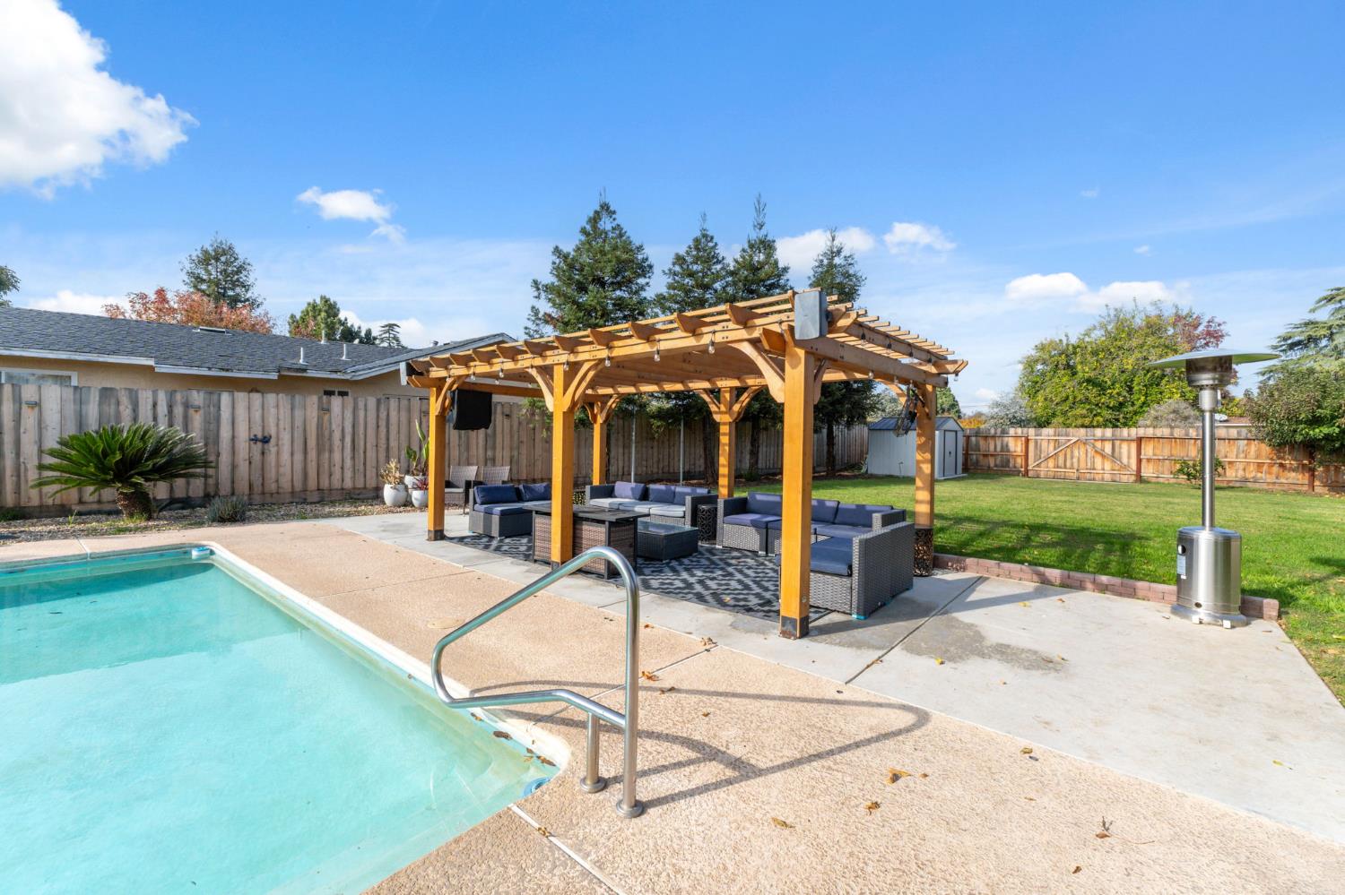 1112 S Sunnyside Ave, Fresno, CA 93727