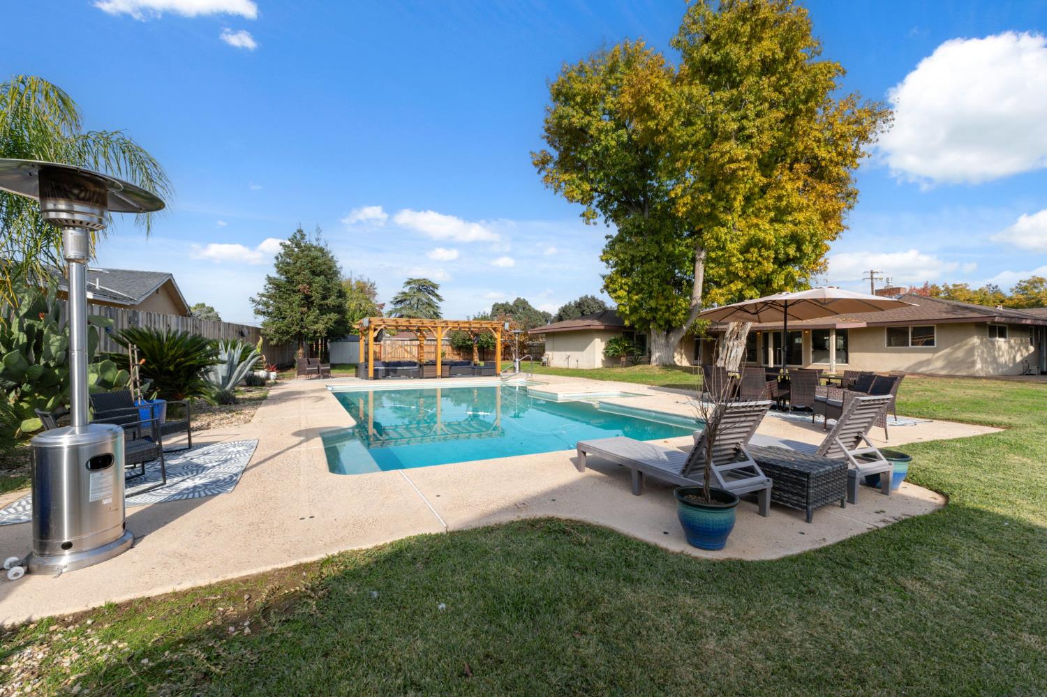 1112 S Sunnyside Ave, Fresno, CA 93727