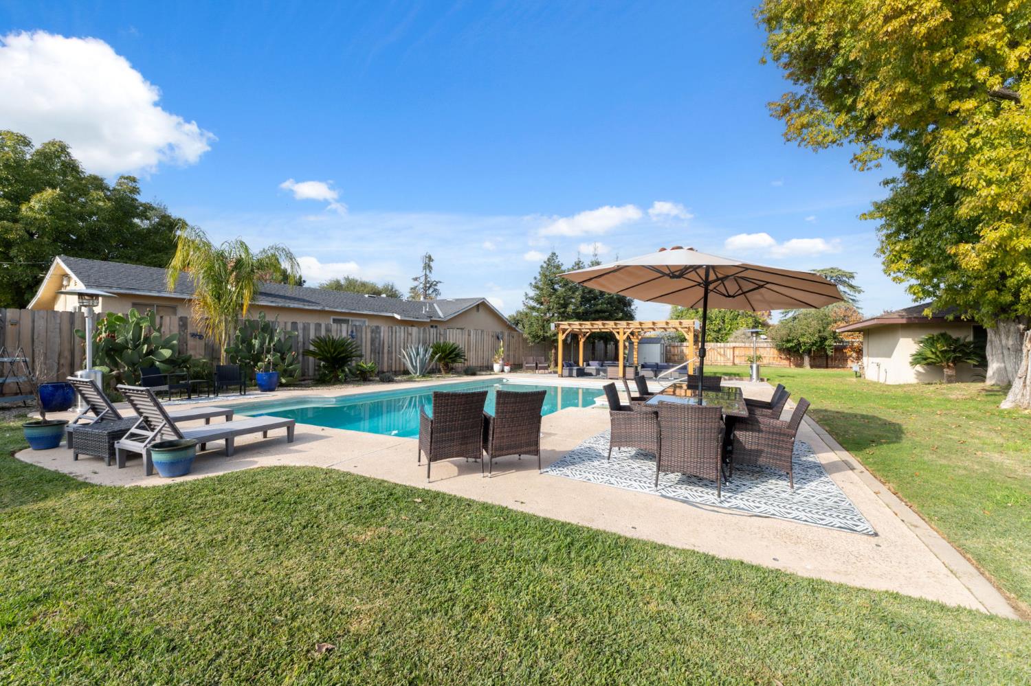 1112 S Sunnyside Ave, Fresno, CA 93727