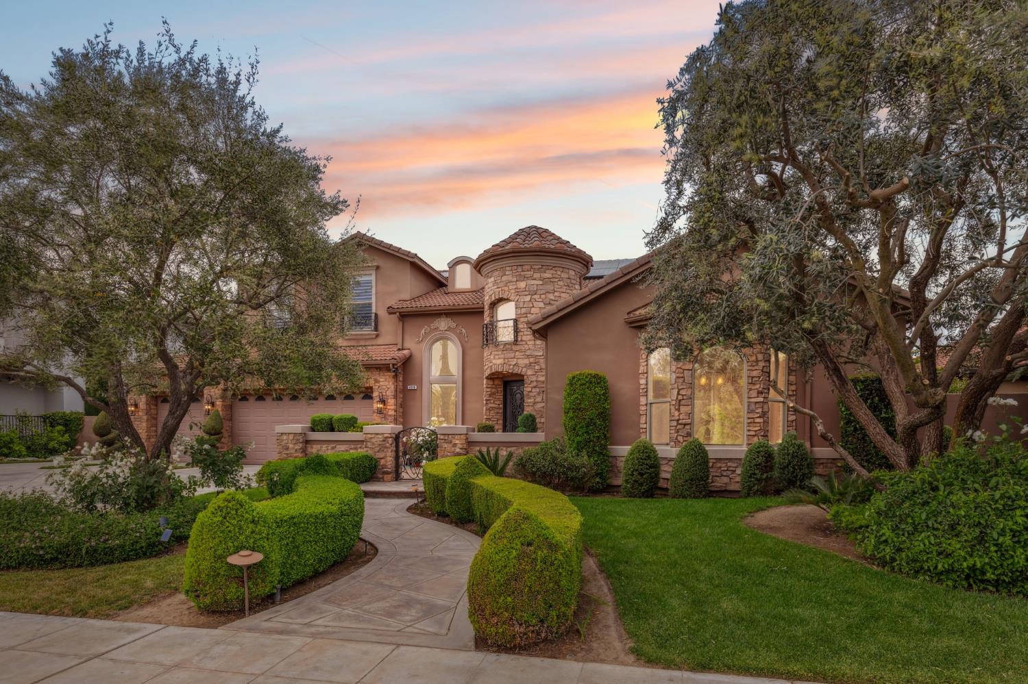 4918 W Bluff Ave, Fresno, CA 93722