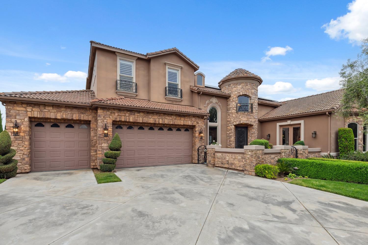 4918 W Bluff Ave, Fresno, CA 93722